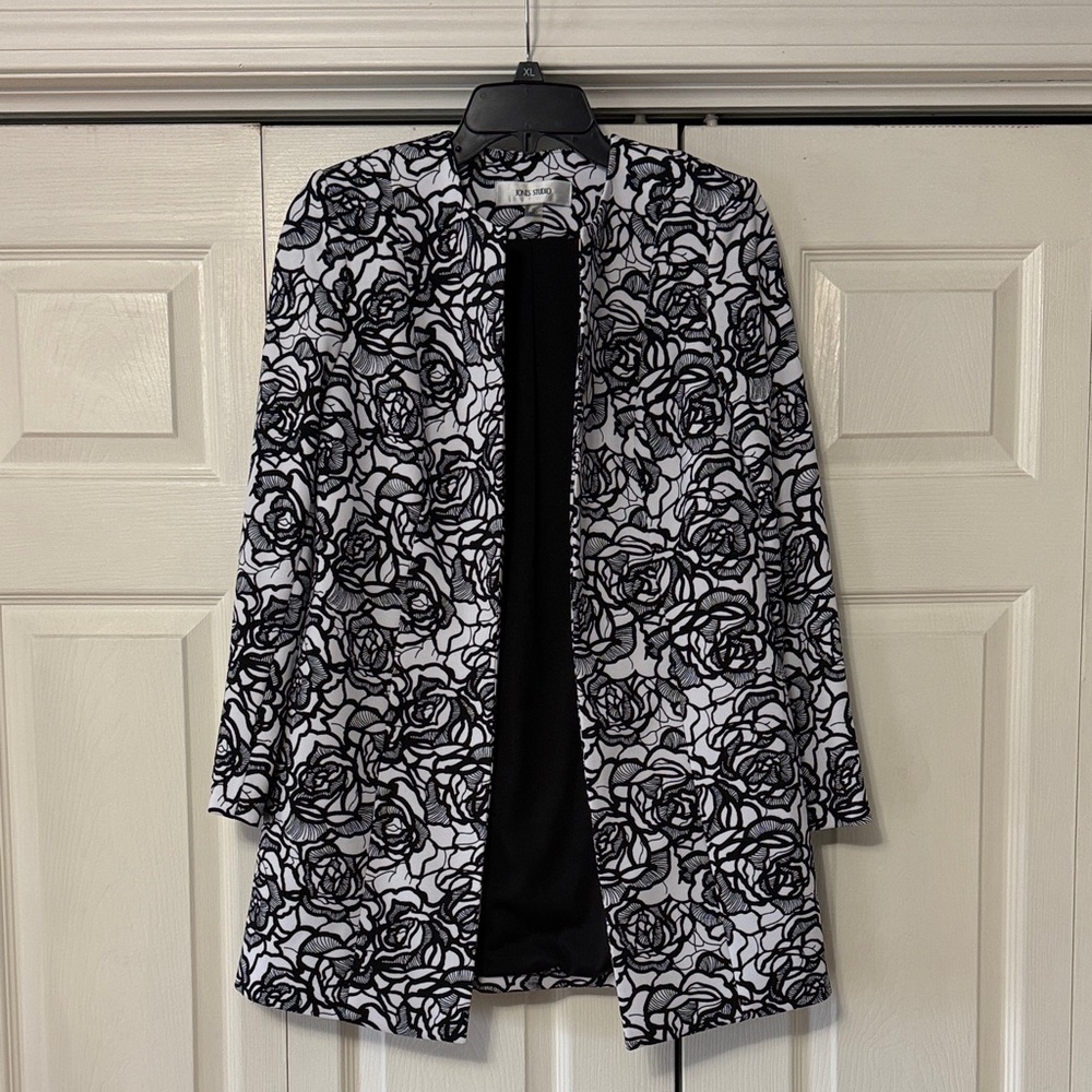 Jones Studio Black and White Floral Top